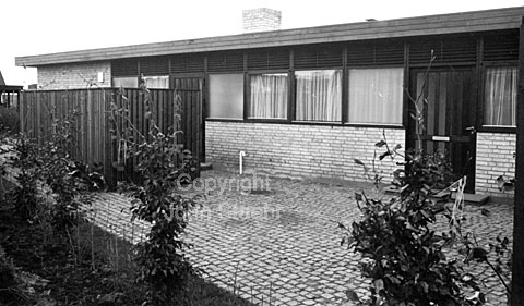 Typehus af arkitekt Holger Tangå Hansen. Beliggende Hvidegårdsparken 14, Lyngby.
08-10-63.
24x36, tiff, 300 dpi, size: 4 - 7 MB.
Printsize: 25 cm.
sa63243008.jpg