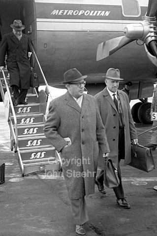 Helhedsløsning 12 lovforslag i Folketinget. Charterfly henter jyske folketingsmedlemmer. Fra.v. Sv. Å. Fanger (K), Jens Foged (V), A. Storegård (SF). 25-02-63.
6x6, jpeg, 300 dpi, size: 2 - 3 MB.
Printsize: 30 cm a6340101.jpg