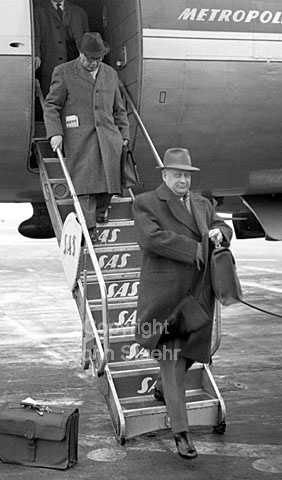 Helhedsløsning 12 lovforslag i Folketinget. Charterfly henter jyske folketingsmedlemmer. Fra.v. Asger Jensen (K) og A. Storegård (SF). 25-02-63.
6x6, jpeg, 300 dpi, size: 2 - 3 MB.
Printsize: 30 cm a6340102.jpg