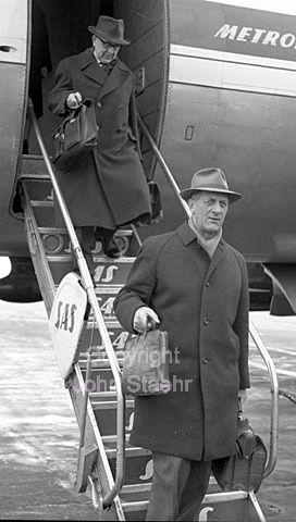 Helhedsløsning 12 lovforslag i Folketinget. Charterfly henter jyske folketingsmedlemmer. Fra.v. Hans Bågø (K) og Dommer Thestrup (K). 25-02-63.
6x6, jpeg, 300 dpi, size: 2 - 3 MB.
Printsize: 30 cm
a6340104.jpg