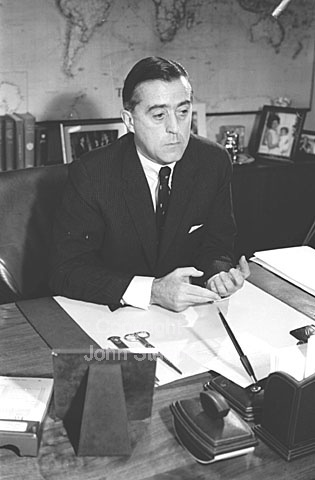 USA ambassadør McCormick Blair udtaler sig stærkt bevæget til dansk fjernsyn i anledning af mordet på præsident John F. Kennedy
22-11-63.
24x36, tiff, 300 dpi, size: 4 - 7 MB. sa63330804.jpg