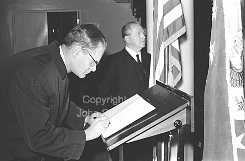 Kondolancebesøg på Den Amerikanske Ambassade i anledning af mordet på præsident John F. Kennedy.
22-11-63.
24x36, tiff, 300 dpi, size: 4 - 7 MB. sa63330808.jpg