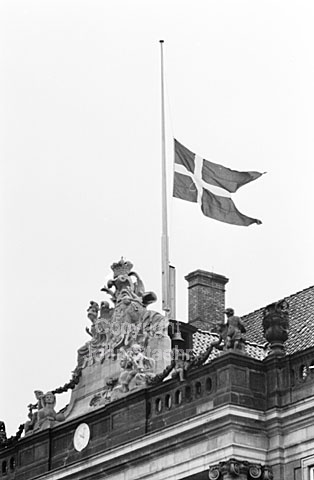 Flaget på halv på Amalienborg Slot i anledning af mordet på præsident John F. Kennedy.
22-11-63.
24x36, tiff, 300 dpi, size: 4 - 7 MB. sa63330907.jpg