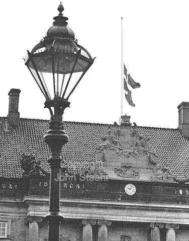 Flaget på halv på Amalienborg Slot i anledning af mordet på præsident John F. Kennedy.
22-11-63.
24x36, tiff, 300 dpi, size: 4 - 7 MB. sa63330909.jpg