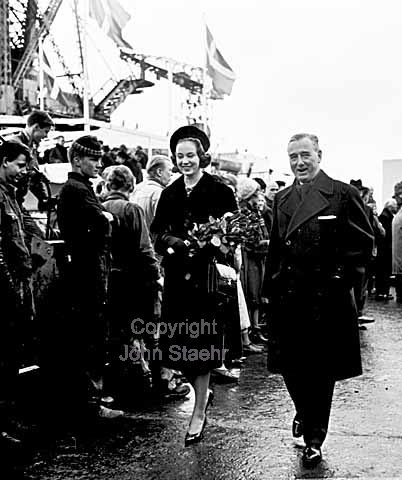 Prinsesse Benedikte navngiver DFDS Akershus ved stabelafløbning på Helsingør skibsværft. Skibet indsættes på Frederikshavn-Oslo ruten. Benedikte ses her sammen med dir. H.P. Christensen (?)
18/12/1964
6x6, tiff, 300 dpi, size: 4 - 7 MB.
Printsize: 25 cm
aa6440601.jpg