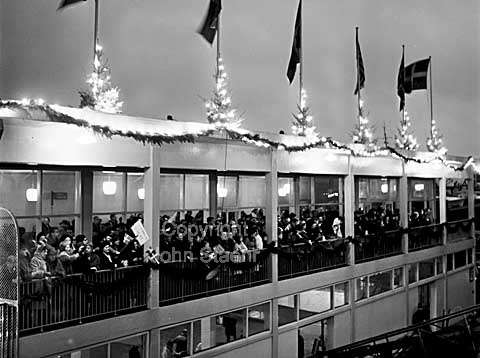 Juleskibet fra Amerika Bergensfjord anløber Københavns Frihavn tidligt om morgenen.
Julestemning, julenisser og modtagelse af famile fra USA.
17/12/1964
6x6, tiff, 300 dpi, size: 4 - 7 MB.
Printsize: 25 cm aa6442201.jpg