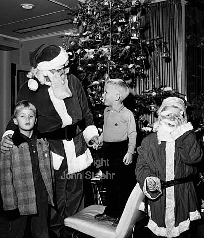 Juleskibet fra Amerika Bergensfjord anløber Københavns Frihavn tidligt om morgenen.
Julestemning, julenisser og modtagelse af famile fra USA.
17/12/1964
6x6, tiff, 300 dpi, size: 4 - 7 MB.
Printsize: 25 cm aa6442202.jpg
