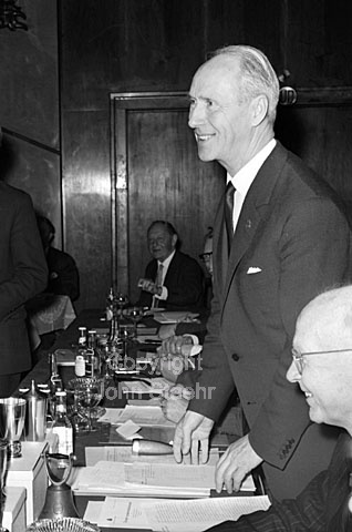 Dansk Idrætsforbund's repræsentantkabsmøde. Grosserer Gudmund Schack DIF (stående).
19-01-64.
6x6, tiff, 300 dpi, size: 4 - 7 MB. b6440701.jpg