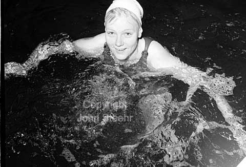 Svømmepigen Kirsten Michaelsen.
02-03-64.
6x6, tiff, 300 dpi, size: 4 - 7 MB.
Printsize: 25 cm. d6442306.jpg