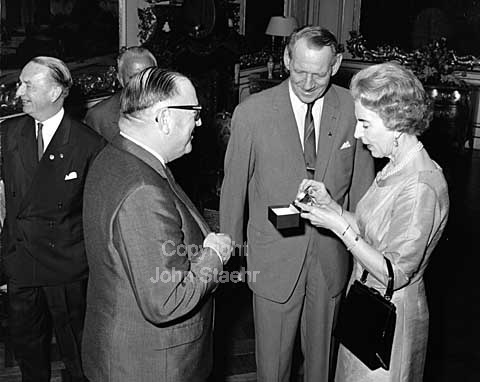 DBU runder de 75 år den 18. maj, Dansk Boldspil Union, modtages af Kong Frederik og Dronning Ingrid.
20-05-64.
6x6, tiff, 300 dpi, size: 4 - 7 MB.
Printsize: 25 cm.
k6441502.jpg