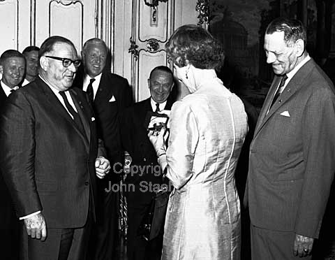 DBU runder de 75 år den 18. maj, Dansk Boldspil Union, modtages af Kong Frederik og Dronning Ingrid.
20-05-64.
6x6, tiff, 300 dpi, size: 4 - 7 MB.
Printsize: 25 cm.
k6441504.jpg