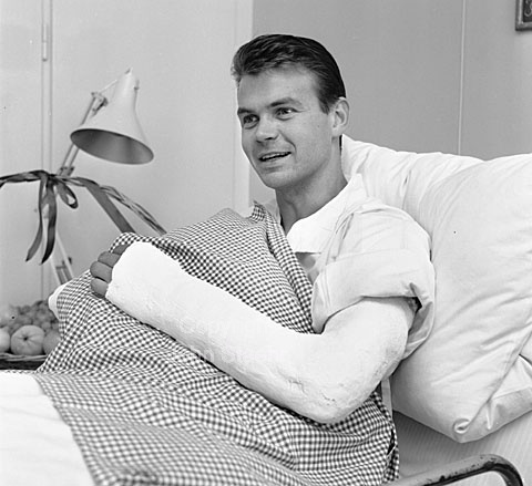 Henning Nielsen, fodboldspiller med brækket arm.
03-09-63.
6x6, jpeg, 300 dpi, size: 1 - 2 MB.
Printsize: 25 cm. l6343701.jpg