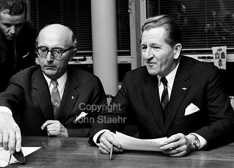 SAS fremlægger regnskab for 1963-64. Fra v. Direktør Johannnes Nielsen og direktør Karl Nilsson.
16/12/1964
6x6, tiff, 300 dpi, size: 4 - 7 MB.
Printsize: 25 cm
aa6440101.jpg