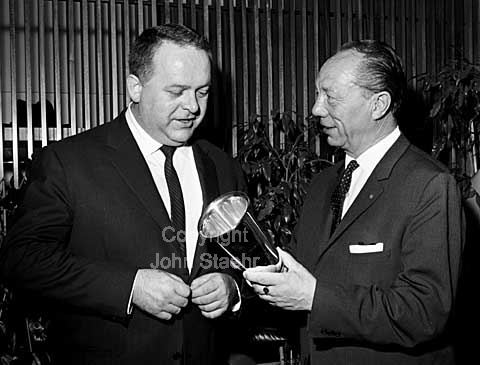 Årets luftfartspokal overrækkes. Fra. v. Direktør Erik Østbirk tidligere Nordair, nu Aero-Nord og Gunnar NU Hansen, formand for luftfartsmedarbejderne.
15/12/1964
6x6, tiff, 300 dpi, size: 4 - 7 MB.
Printsize: 25 cm aa6440405.jpg