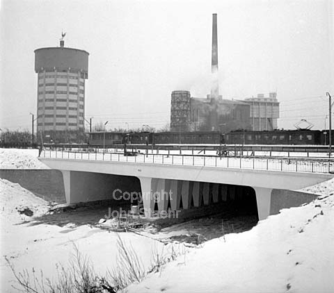 Jernbane bro over den nye motorringvej ved Lyngby under opførelse.
16-02-64.
6x6, tiff, 300 dpi, size: 4 - 7 MB. b6443706.jpg