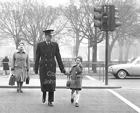 Børn i trafikken.
Politibetjent følger lille pige over gaden.
22-04-63.
6x6, jpeg, 300 dpi, size: 1 - 2 MB.
Printsize: 25 cm d6341803.jpg