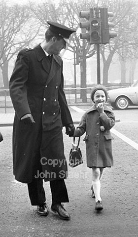 Børn i trafikken.
Politibetjent følger lille pige over gaden.
22-04-63.
6x6, jpeg, 300 dpi, size: 1 - 2 MB.
Printsize: 25 cm d6341804.jpg