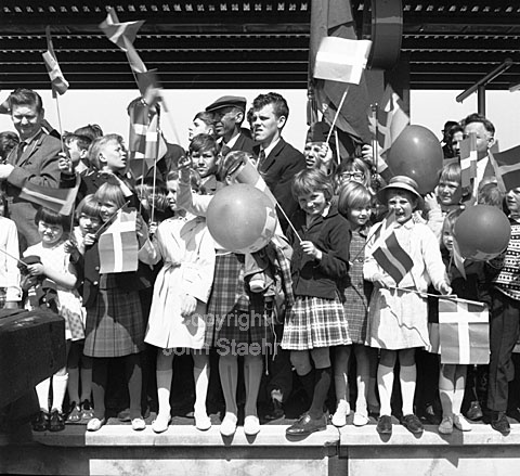Fugleflugtlinjen indvies i Rødby. Børn med flag.
14-05-63.
6x6, jpeg, 300 dpi, size: 1 - 2 MB.
Printsize: 25 cm e6341301.jpg