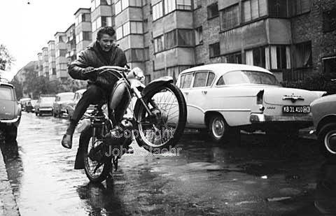 Ole Neumann, Lille Per fra Far til fire kører på baghjulet med sin knallert.
09/10/64.
24x36, tiff, 300 dpi, size: 4 - 7 MB.
Printsize: 25 cm
sa64462207.jpg