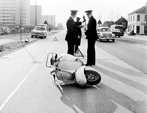 Scooter-ulykke på Roskildevej i Rødovre.
19-03-64.
6x6, tiff, 300 dpi, size: 4 - 7 MB.
Printsize: 25 cm.
f6440204.jpg
