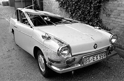 Biluykke på Helsingørmotorvejen. Bilisten fik små skrammer. Fotograferet på Hørsholm politistation.
21/08/1964
24x36, tiff, 300 dpi, size: 19 - 23 MB.
Printsize: 25 cm sa64390205.jpg