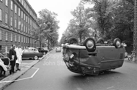 Folkevognsrugbrød væltet - ligger på taget.
24/09/64.
24x36, tiff, 300 dpi, size: 4 - 7 MB.
Printsize: 25 cm sa64410104.jpg