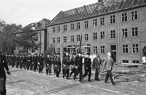 Eksplosion på Valby Gasværk. Københavns politi møder talstærkt op på Vigerslev Allé. Man overskrider naturligvis ikke de fuldt optrukne vejstriber.
26/09/64.
24x36, tiff, 300 dpi, size: 4 - 7 MB.
Printsize: 25 cm sa64412209.jpg