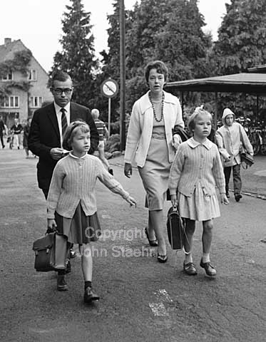 Skolebørns første skoledag efter sommerferien i Virum Skole.
10-08-64.
6x6, tiff, 300 dpi, size: 4 - 7 MB.
Printsize: 25 cm o6442001.jpg