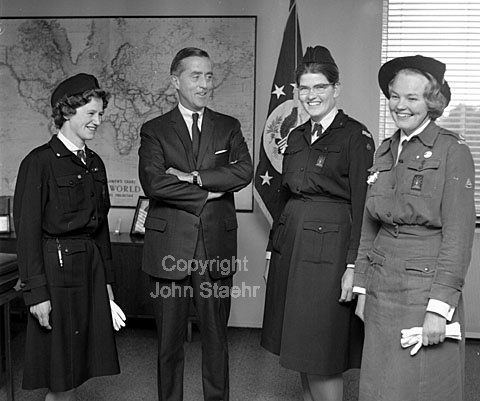 2 pigespejdere og en leder rejser til USA som udveksling af nordiske spejdere. Fra v. Gerda Borup, ambassadør McCormick Blair Jr, Kirsten Næsby og Karen Ellegård.
24-06-63.
6x6, jpeg, 300 dpi, size: 1 - 2 MB.
Printsize: 25 cm. f6344403.jpg