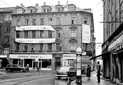De unges boligaktion. Studenter flytter midlertidigt ind i nedrivnings hus på Hjørnet af Gl. Kongevej og H.C.Ørstedsvej.
31-07-63.
6x6, jpeg, 300 dpi, size: 1 - 2 MB.
Printsize: 25 cm.
i6342003.jpg