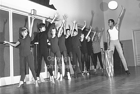 Jazz-ballet for teenages piger.
31-10-63.
6x6, tiff, 300 dpi, size: 4 - 7 MB.
Printsize: 25 cm. r6343305.jpg