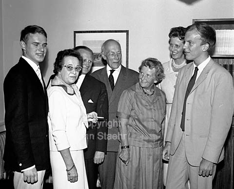 Danmark-Amerika fondet. Unge hjem fra USA.
28/08/1964
6x6, tiff, 300 dpi, size: 19 - 23 MB.
Printsize: 25 cm r6441206.jpg