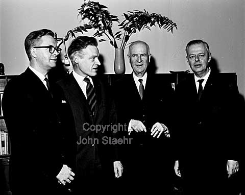 Uddeling fra G.E.C. Gad's fond til videnskabelige, kulturelle og kirkelige formål. Fra v. ses dr.theol. N.K.Andersen, dr.theol Svend Holm-Nielsen, Professor Borum og rektor professor Jan Kobbernagel.
18/12/1964
6x6, tiff, 300 dpi, size: 4 - 7 MB.
Printsize: 25 cm aa6440904.jpg
