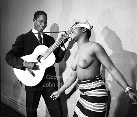 The African singer and dancer. Fom left, Kandia Kouyate and 13 year old Nakana Kouyate.
19/02/1964.
6x6, tiff, 300 dpi, size: 4 - 7 MB.
b6444705.jpg