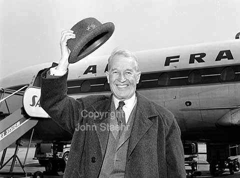 Maurice Chevalier in Copenhagen Airport, Kastrup. Performing in the Tivoli Concert Hall.
20/04/1964.
6x6, tiff, 300 dpi, size: 4 - 7 MB.
Printsize: 25 cm. h6441304.jpg