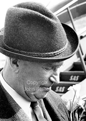 Maurice Chevalier in Copenhagen Airport, Kastrup. Performing in the Tivoli Concert Hall.
20/04/1964.
24x36, tiff, 300 dpi, size: 4 - 7 MB.
Printsize: 25 cm.
sa64210112.jpg