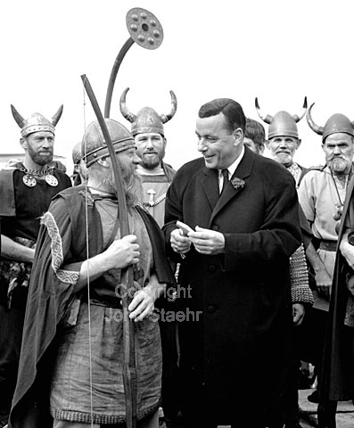 The american writer Temple Fielding celebrate his birthday in Copenhagen.
06/10/1963.
6x6, tiff, 300 dpi, size: 4 - 7 MB.
Printsize: 25 cm.
o6343701.jpg