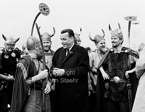 The american writer Temple Fielding celebrate his birthday in Copenhagen.
06/10/1963.
6x6, tiff, 300 dpi, size: 4 - 7 MB.
Printsize: 25 cm.
o6343702.jpg