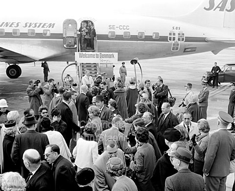 The american writer Temple Fielding celebrate his birthday in Copenhagen.
06/10/1963.
6x6, tiff, 300 dpi, size: 4 - 7 MB.
Printsize: 25 cm.
o6343704.jpg