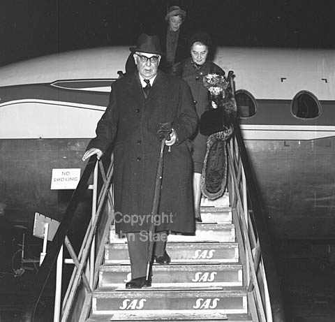 The Greek Nobel-prizewinner in literature Giorgis Seferis. Cpenhagen Airport on his way to Stockholm.
06/12/1963.
6x6, tiff, 300 dpi, size: 4 - 7 MB. v6342401.jpg