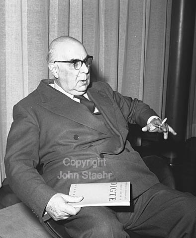 The Greek Nobel-prizewinner in literature Giorgis Seferis. Cpenhagen Airport on his way to Stockholm.
06/12/1963.
6x6, tiff, 300 dpi, size: 4 - 7 MB. v6342601.jpg