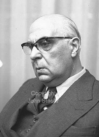 The Greek Nobel-prizewinner in literature Giorgis Seferis. Cpenhagen Airport on his way to Stockholm.
06/12/1963.
6x6, tiff, 300 dpi, size: 4 - 7 MB. v6342606.jpg
