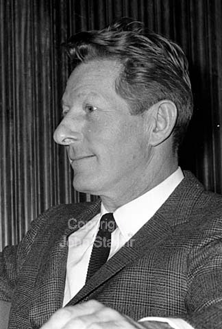 The actor Danny Kaye meet the press on the Danmarks Radio in Copenhagen. The Danish Broadcast company.
30/04/1964.
24x36, tiff, 300 dpi, size: 4 - 7 MB.
Printsize: 25 cm.
sa64220112.jpg