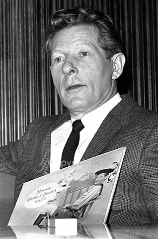 The actor Danny Kaye meet the press with his new record Mummy Gimme a Drink of Water - on the Danmarks Radio in Copenhagen. The Danish Broadcast company.
30/04/1964.
24x36, tiff, 300 dpi, size: 4 - 7 MB.
Printsize: 25 cm. sa64220202.jpg