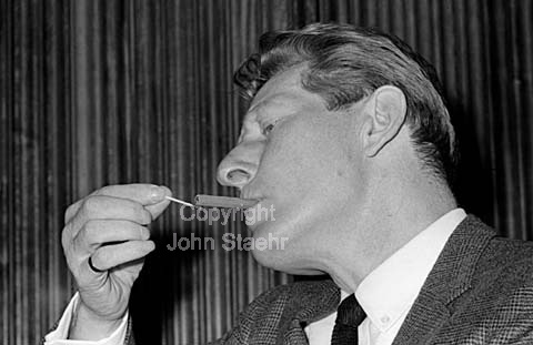 The actor Danny Kaye meet the press on the Danmarks Radio in Copenhagen. The Danish Broadcast company.
30/04/1964.
24x36, tiff, 300 dpi, size: 4 - 7 MB.
Printsize: 25 cm. sa64220302.jpg