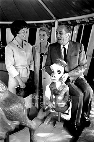 Walt Disney - 63 years old - in the Tivoli amusement park in Copenhagen, Denmark. Walt Disney opened his own Disneyland in 1955. Left, the Danish actress Astrid Willaume, the Danish ballerina Kirsten Simone and Donald Duck.
24-06-64.
24x36, tiff, 300 dpi, size: 4 - 7 MB.
Printsize: 25 cm sa64312605.jpg