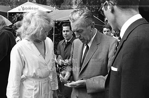 Walt Disney - 63 years old - in the Tivoli amusement park in Copenhagen, Denmark. Walt Disney opened his own Disneyland in 1955.
24/06/1964.
24x36, tiff, 300 dpi, size: 4 - 7 MB.
Printsize: 25 cm sa64312712.jpg
