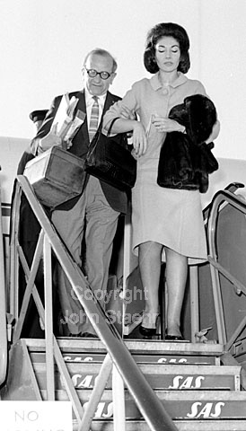 Maria Callas and the conductor Georges Prétre in Copenhagen Airport.
07-06-63.
6x6, jpeg, 300 dpi, size: 1 - 2 MB.
Printsize: 25 cm. f6340701.jpg