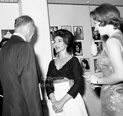 Maria Callas meet The Danish King Frederik and princess Bennedikte.
08-06-63.
6x6, jpeg, 300 dpi, size: 1 - 2 MB.
Printsize: 25 cm. f6341605.jpg