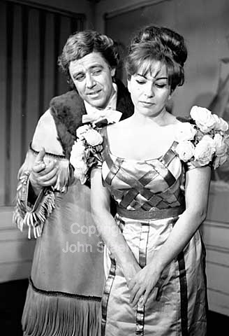 Opera singer Alberto Oro Opera and Maria Luise Jeri i Alleen (ægteskabsvekslen og kapelmesteren).
11-04-64.
6x6, tiff, 300 dpi, size: 4 - 7 MB.
Printsize: 25 cm. g6443604.jpg